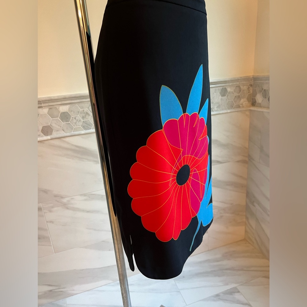 LOFT Flower Design Side Slits Navy Red Torques Skirt Sz 8 - Picture 3 of 10